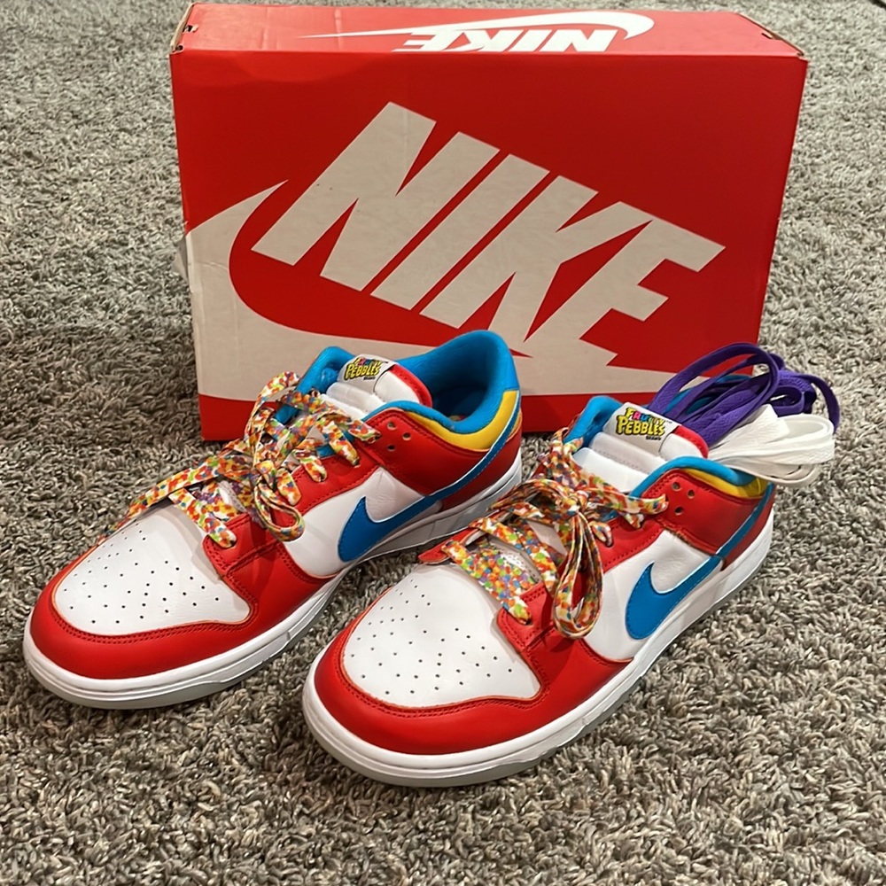 NEW! 2022 NIKE DUNK LOW
LeBron James x Fruity Pebbles x Dunk Low. WMNS 7.5/ 11.5